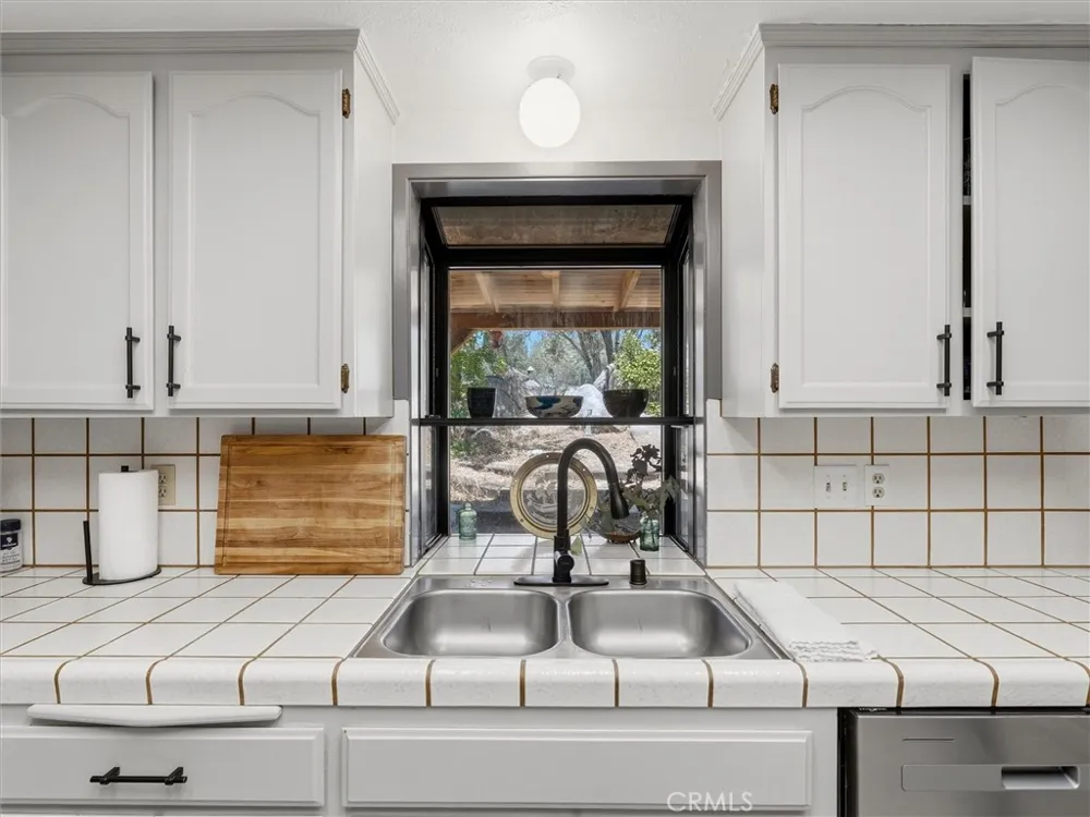 43710 Hilltop Ahwahnee, CA 93601