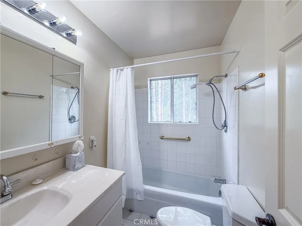 39314 Manzanita Oakhurst, CA 93644