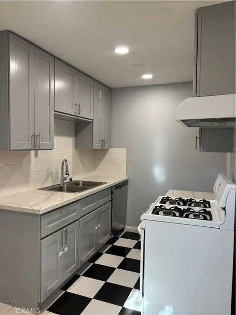 8641 Glenoaks #131
