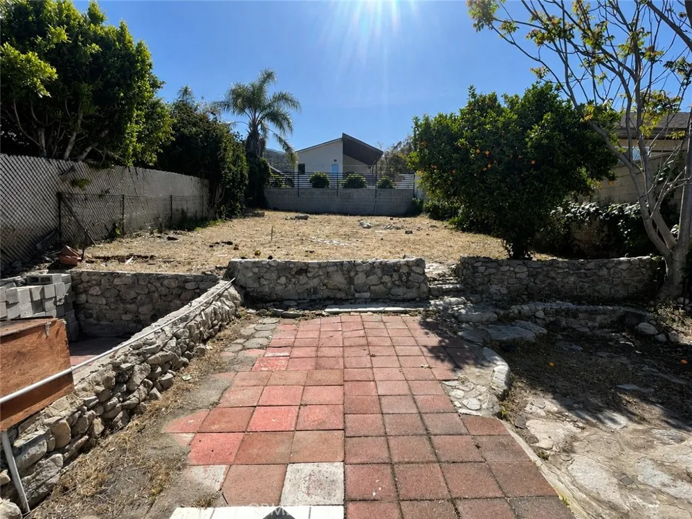 10558 Las Lunitas Avenue Tujunga, CA 91042