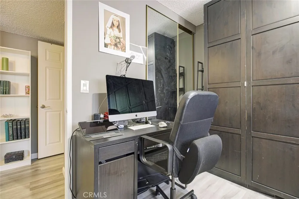 7759 Via Capri Burbank, CA 91504