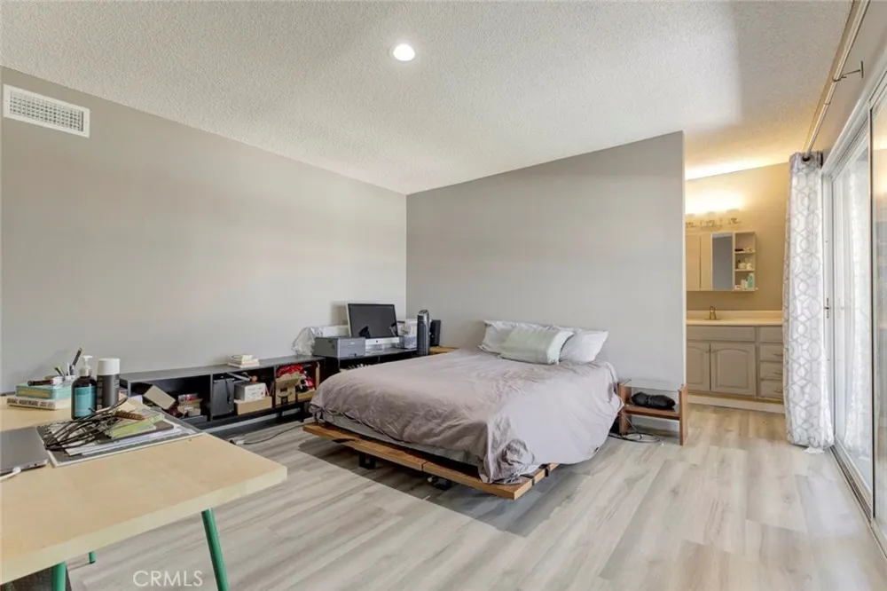 7759 Via Capri Burbank, CA 91504