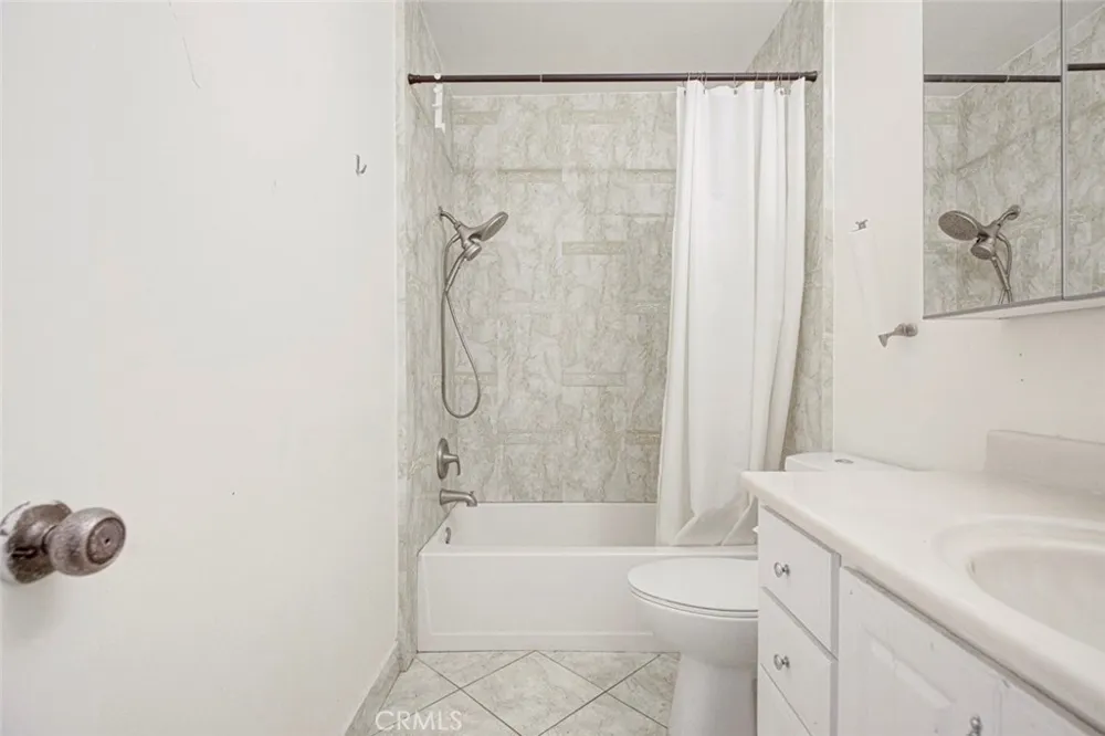 7759 Via Capri Burbank, CA 91504