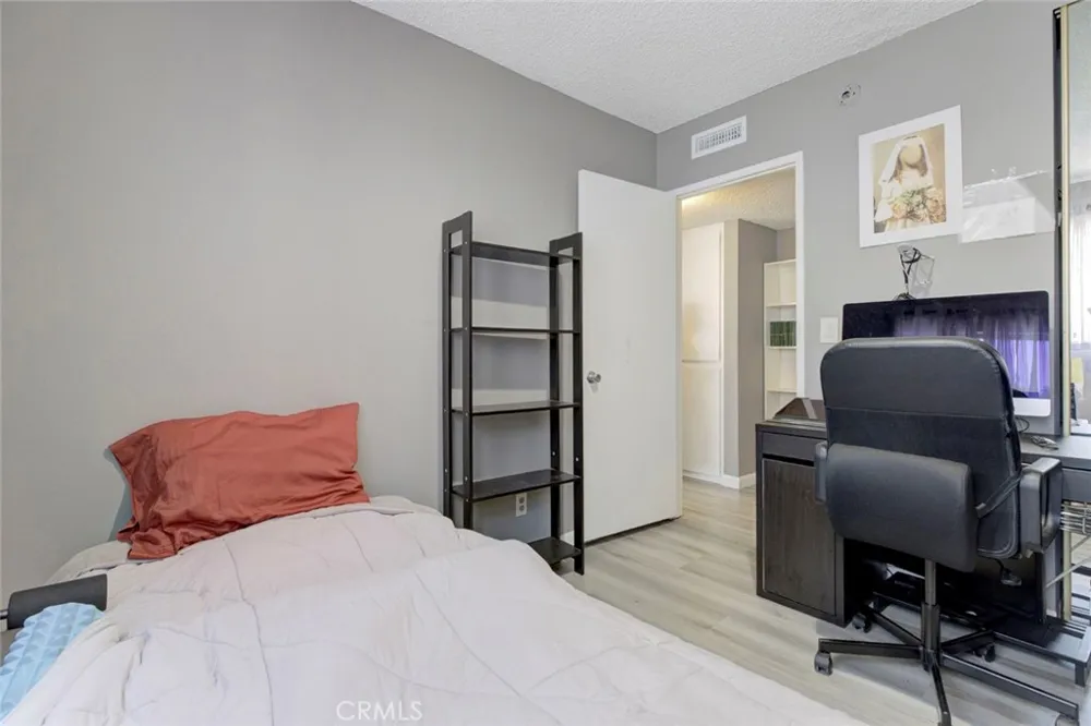 7759 Via Capri Burbank, CA 91504