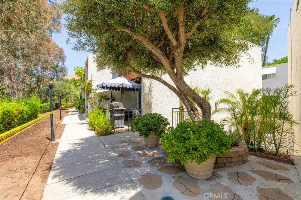 7759 Via Capri Burbank, CA 91504