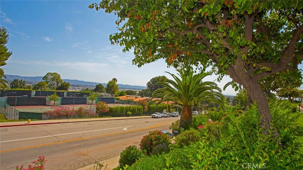 7759 Via Capri Burbank, CA 91504