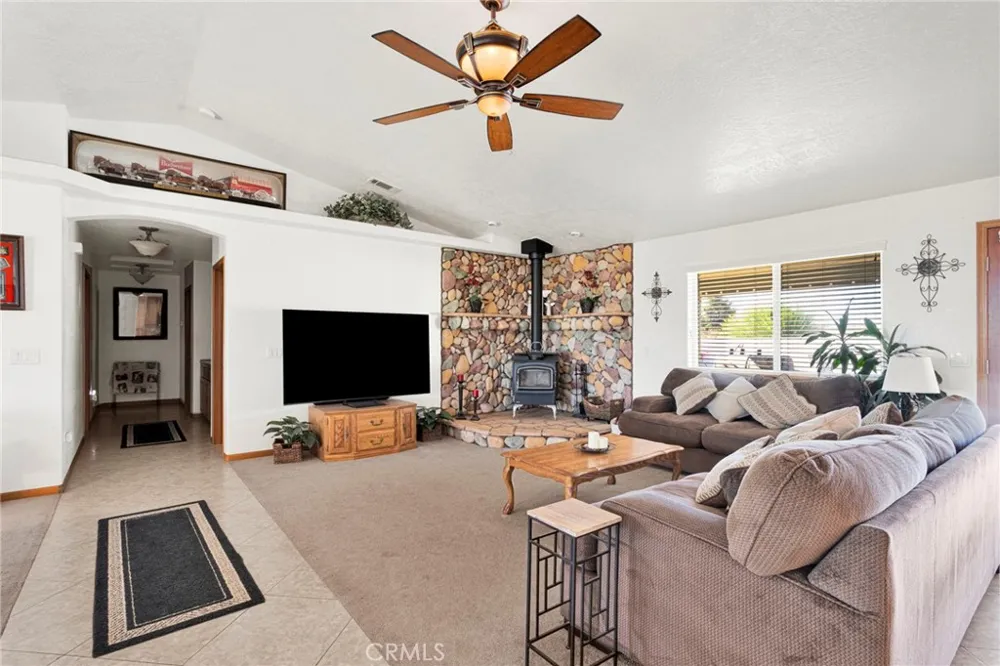 10525 Mono Phelan, CA 92392
