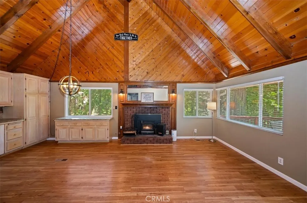 363 Castle Gate Lake Arrowhead, CA 92352