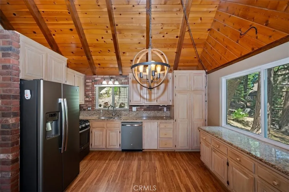 363 Castle Gate Lake Arrowhead, CA 92352