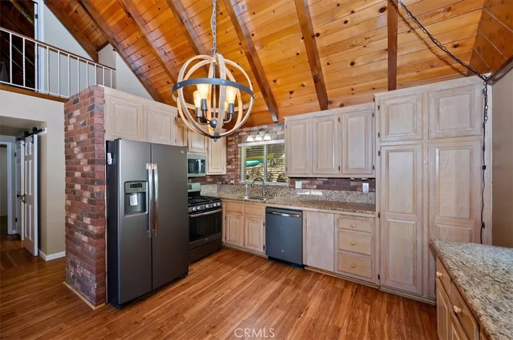 363 Castle Gate Lake Arrowhead, CA 92352