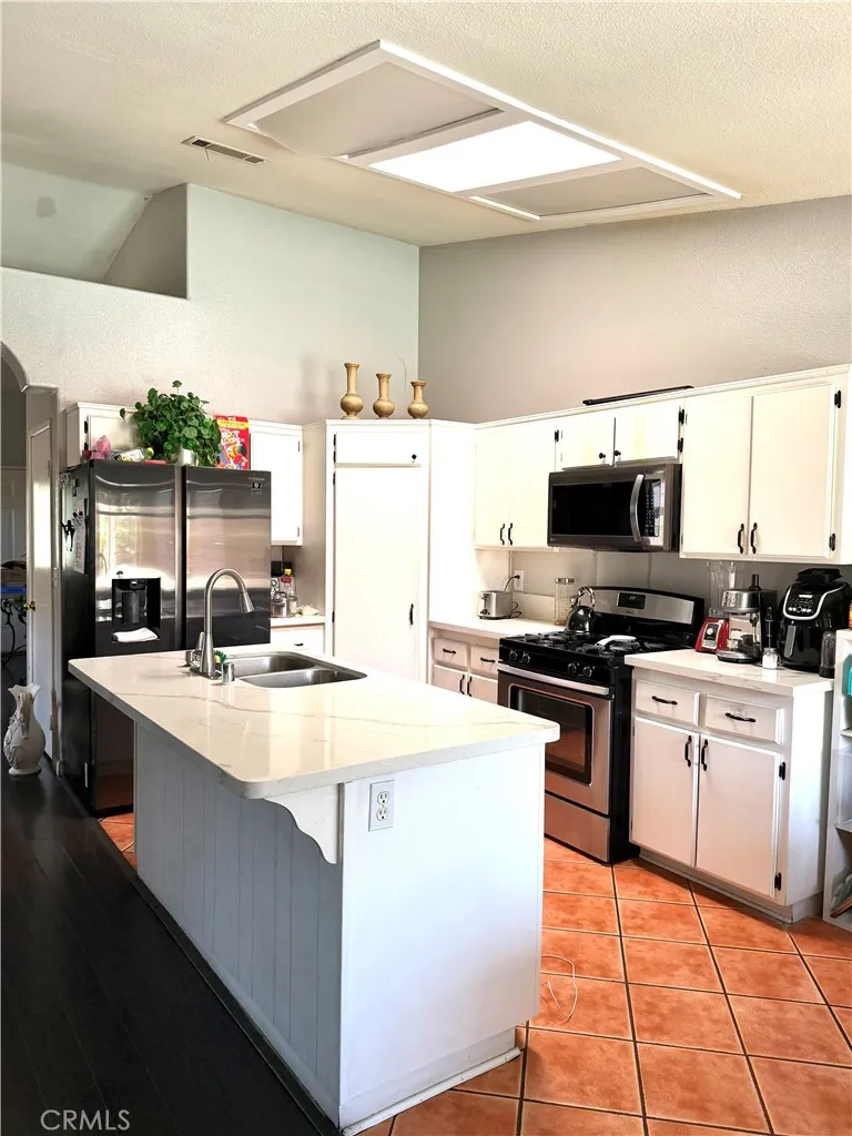 15184 Macadamia Court Fontana, CA 92335