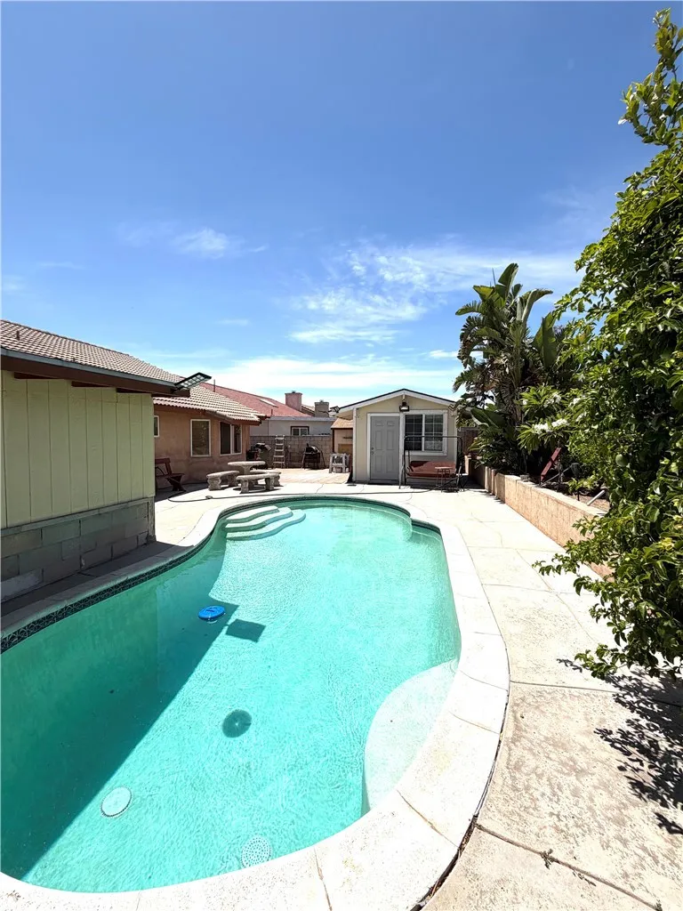15184 Macadamia Court Fontana, CA 92335