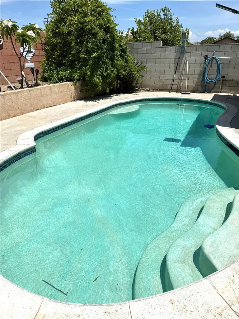 15184 Macadamia Court Fontana, CA 92335