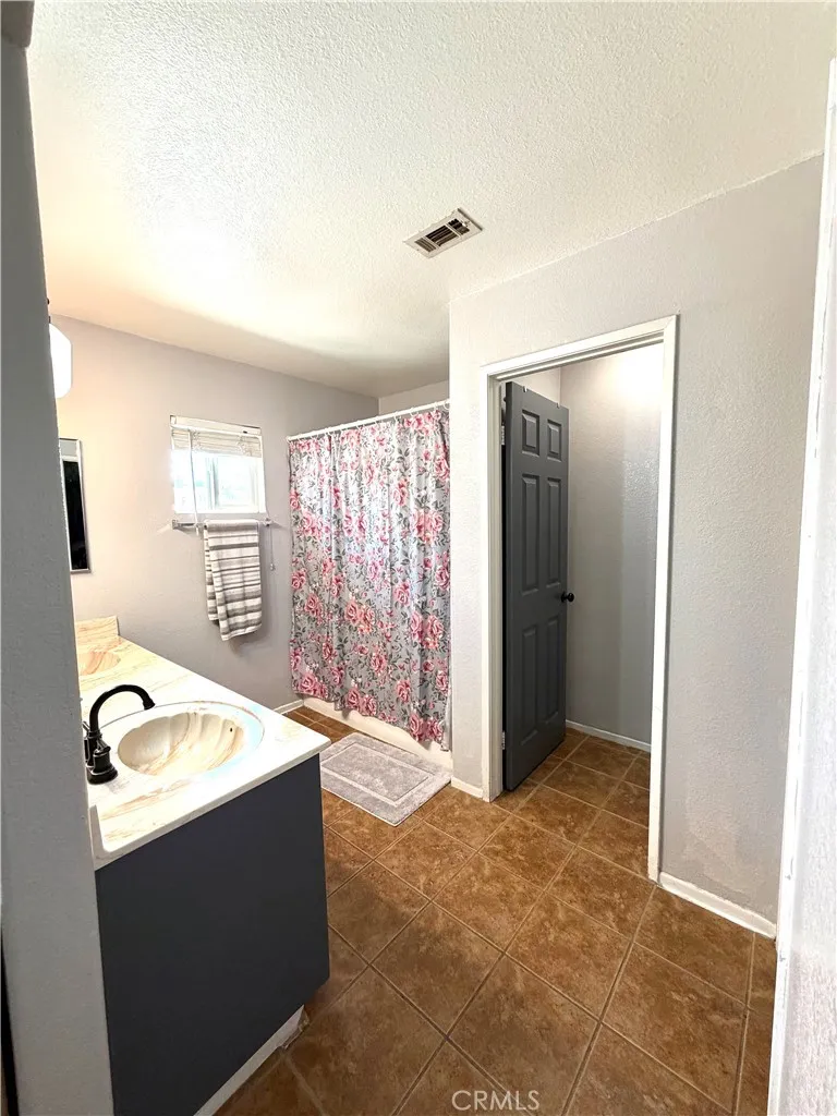 15184 Macadamia Court Fontana, CA 92335