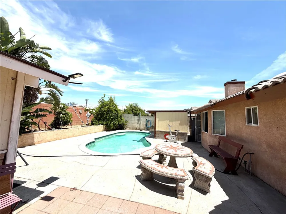 15184 Macadamia Court Fontana, CA 92335