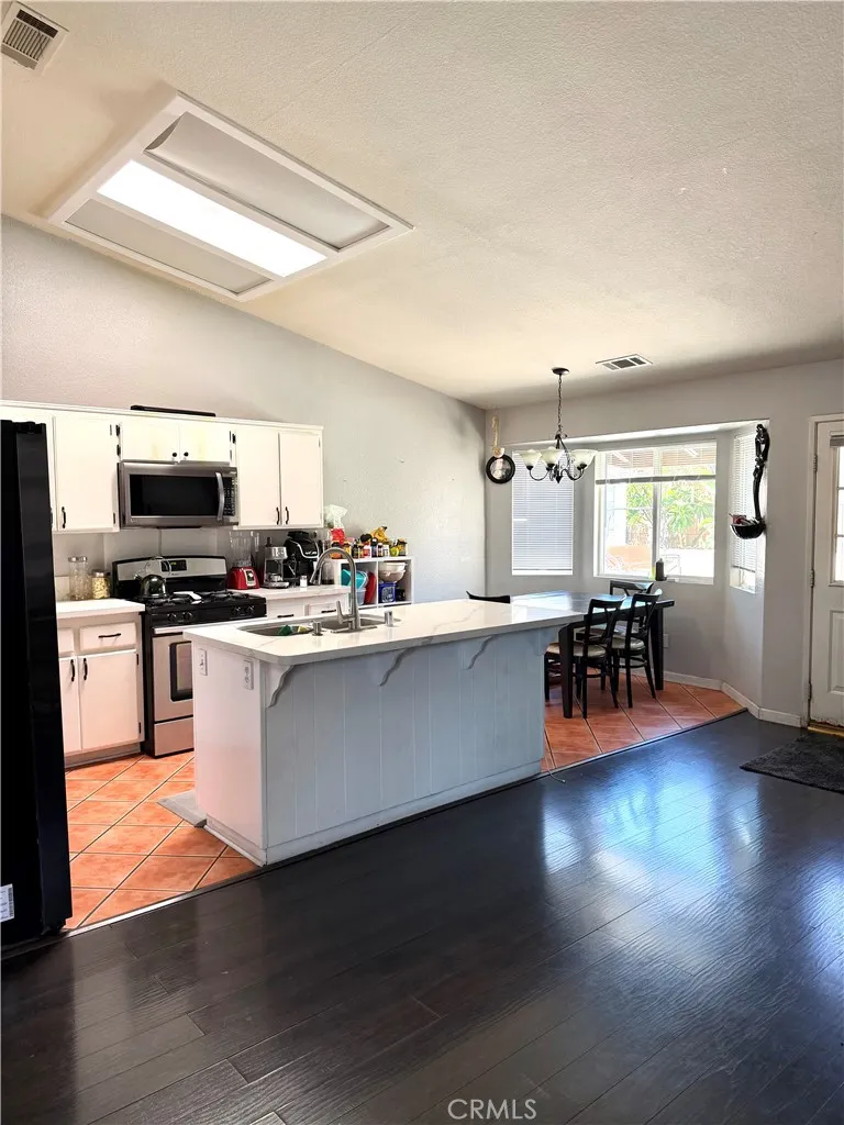 15184 Macadamia Court Fontana, CA 92335