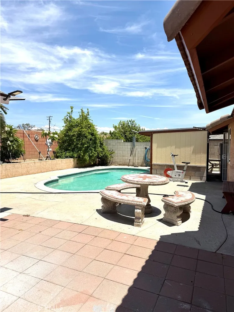 15184 Macadamia Court Fontana, CA 92335