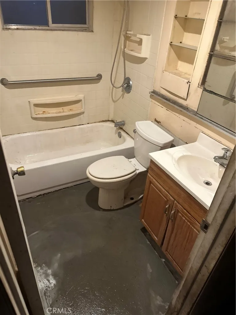 736 Sacramento Spring Valley, CA 91977