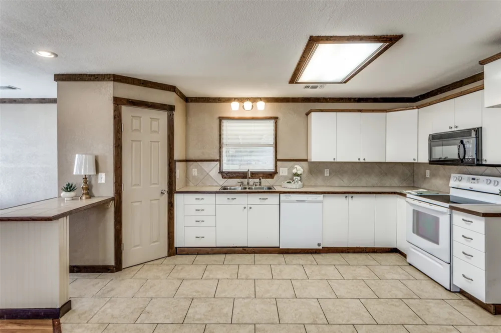 401 Ashwood Street Azle, TX 76020