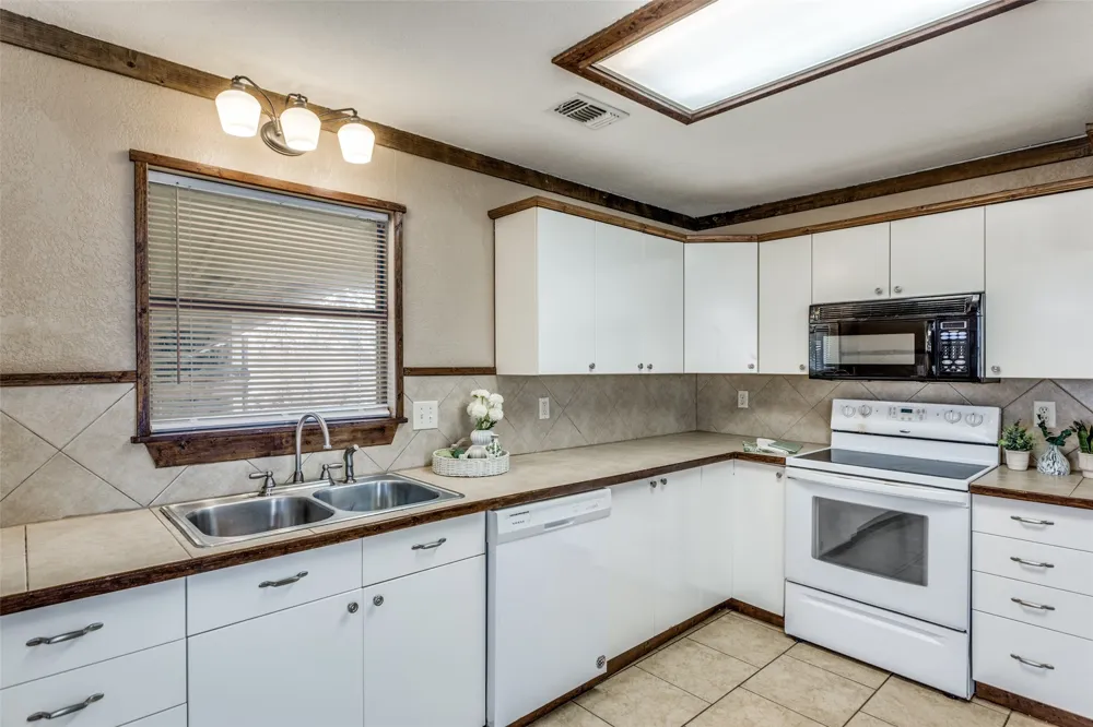401 Ashwood Street Azle, TX 76020