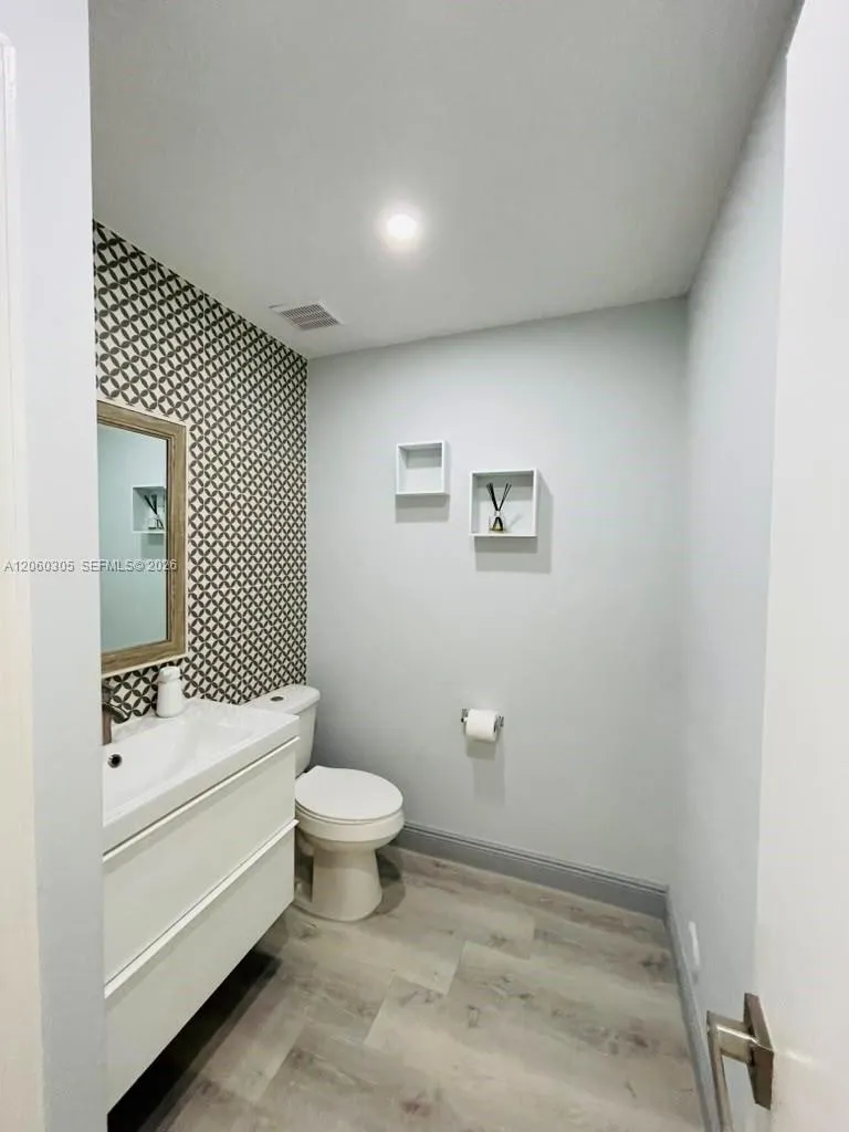 790 SW 107th Ave #301 Pembroke Pines, FL 33025