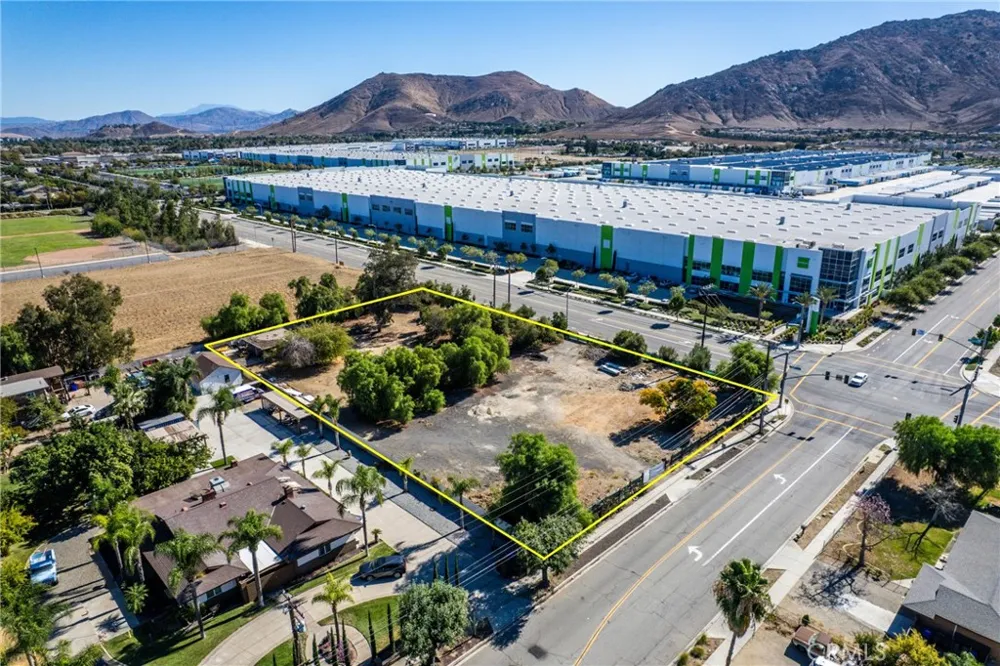 10899 Oleander Avenue Fontana, CA 92335