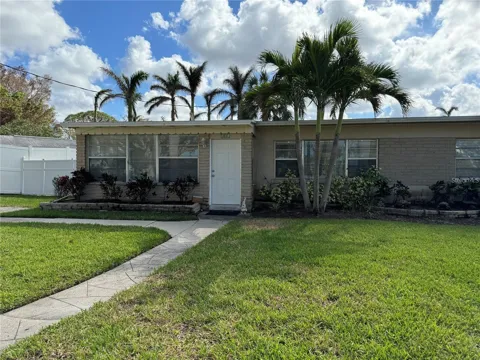 301 COLONIA LANE W