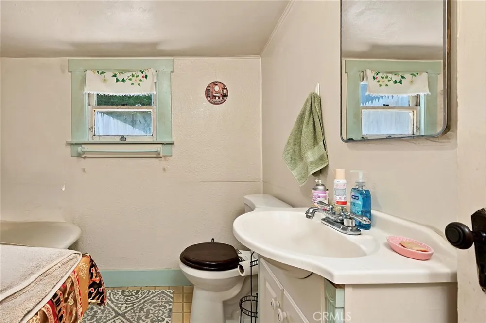 9645 Lee Upper Lake, CA 95485