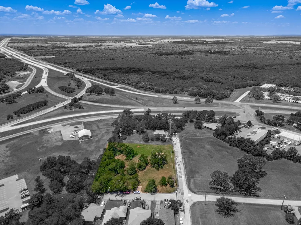 303 Carver Kaufman, TX 75142
