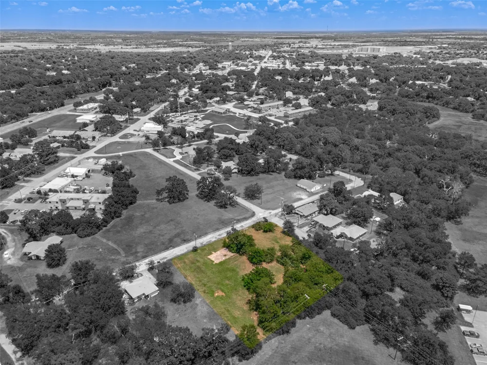 303 Carver Kaufman, TX 75142