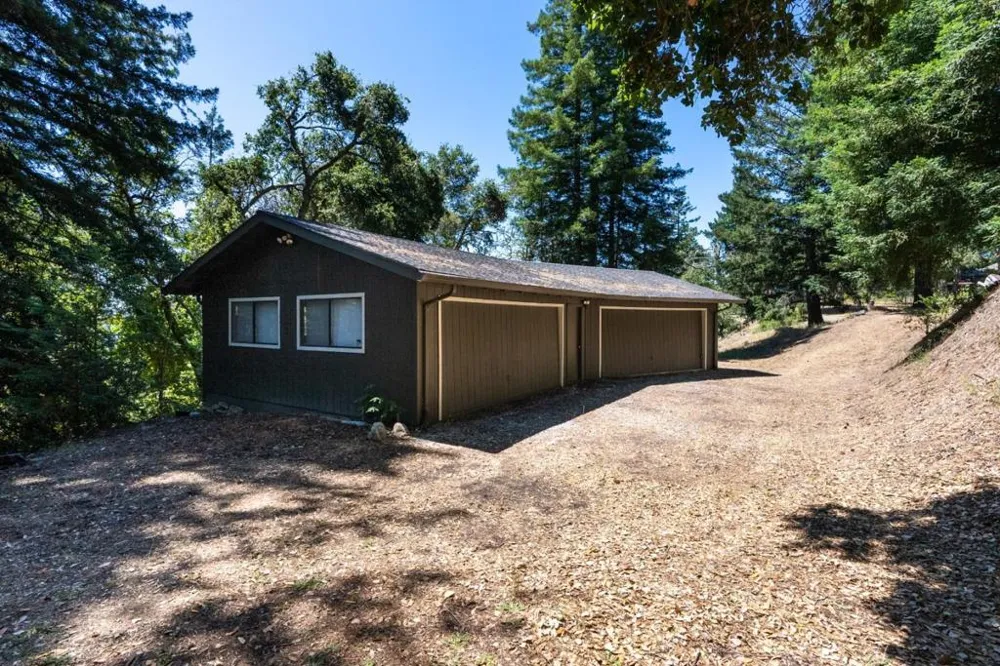 23695 Hutchinson Road Los Gatos, CA 95033