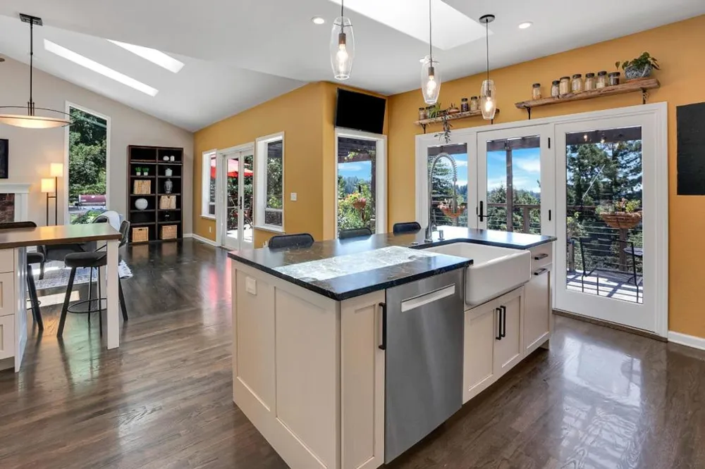 23695 Hutchinson Road Los Gatos, CA 95033