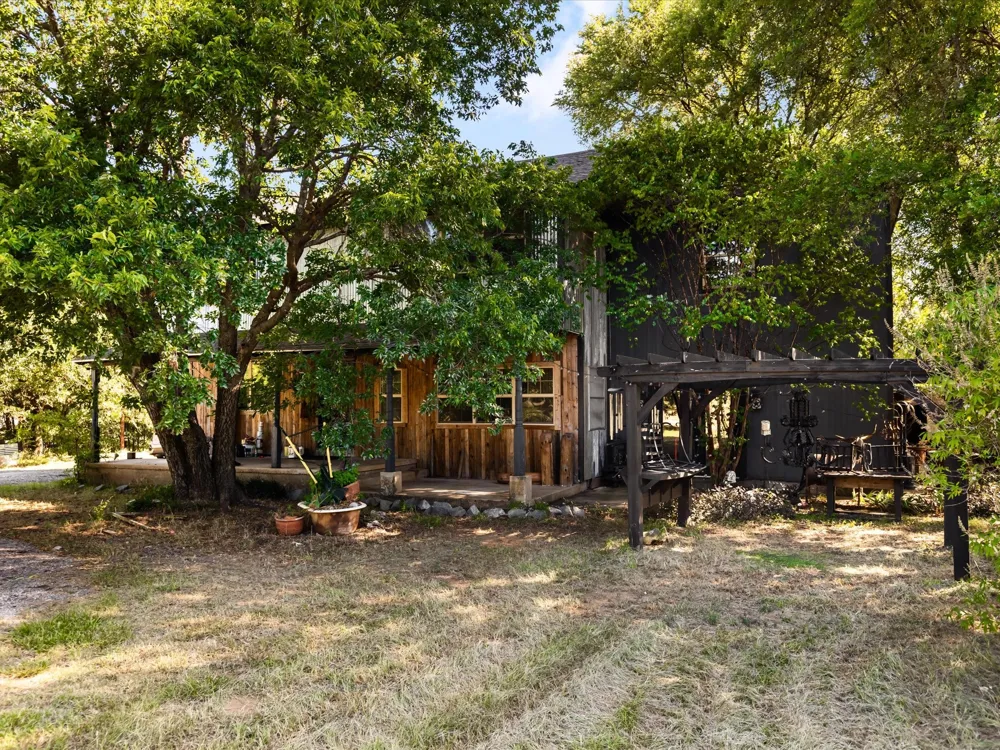 1829 W Lake Shore Drive Alvarado, TX 76009
