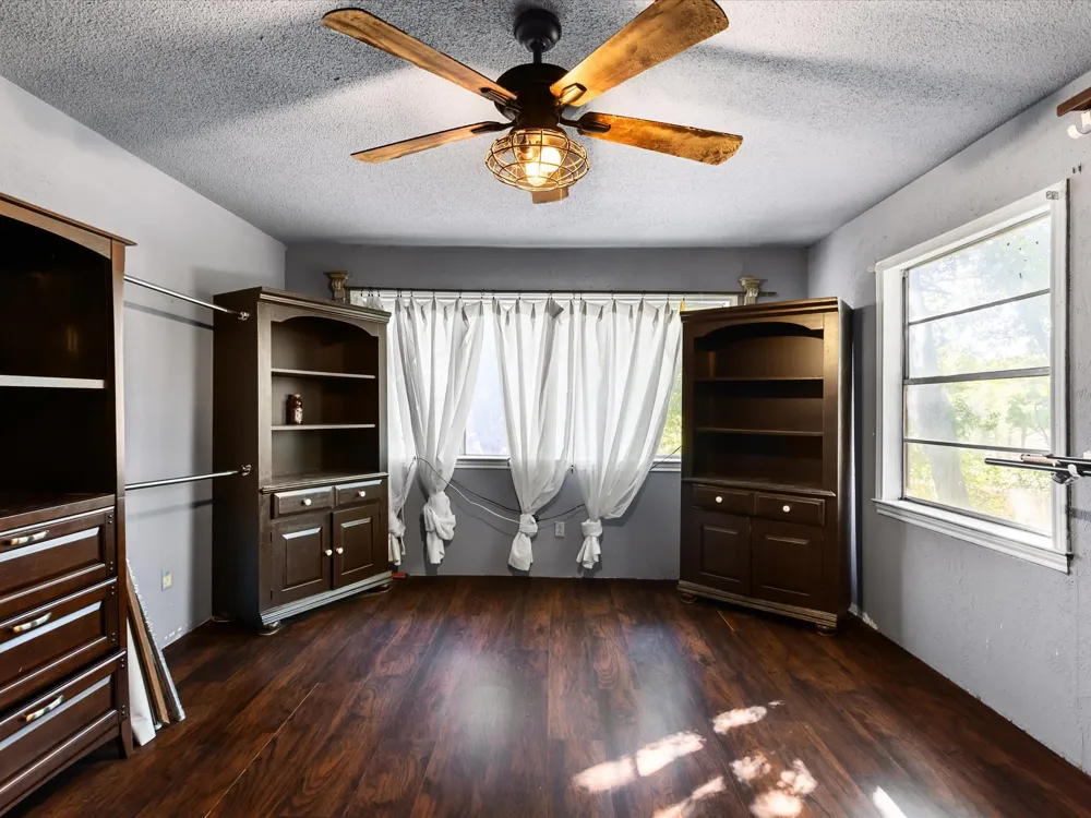 1829 W Lake Shore Drive Alvarado, TX 76009