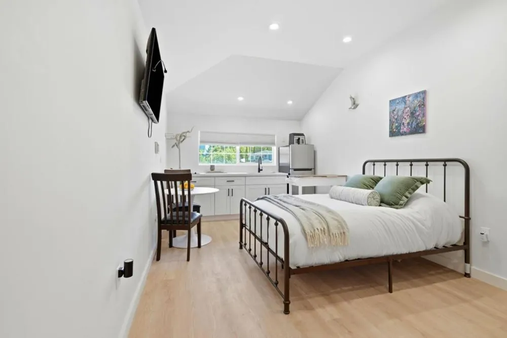 11021104 Palm Avenue Redwood City, CA 94061