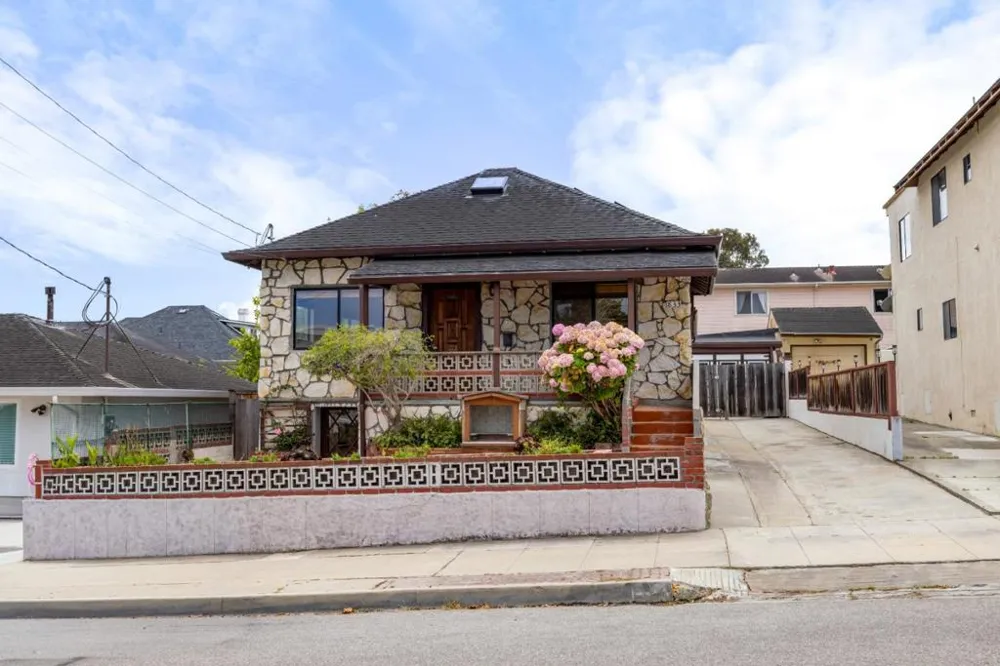 833 Hellam Street Monterey, CA 93940
