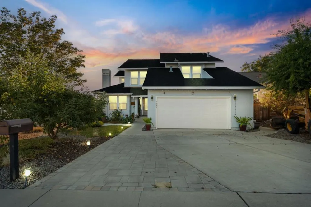 1090 Los Altos Drive Hollister, CA 95023