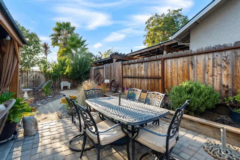 1090 Los Altos Drive Hollister, CA 95023