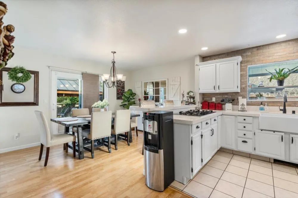 1090 Los Altos Drive Hollister, CA 95023