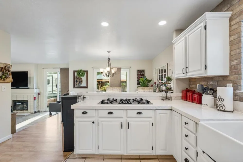 1090 Los Altos Drive Hollister, CA 95023