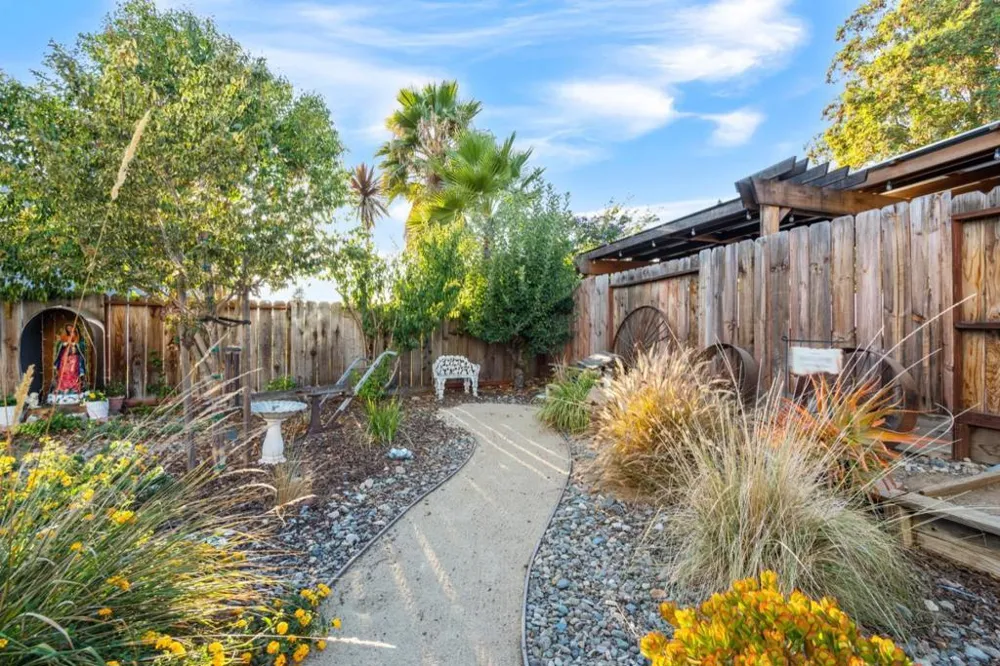 1090 Los Altos Drive Hollister, CA 95023
