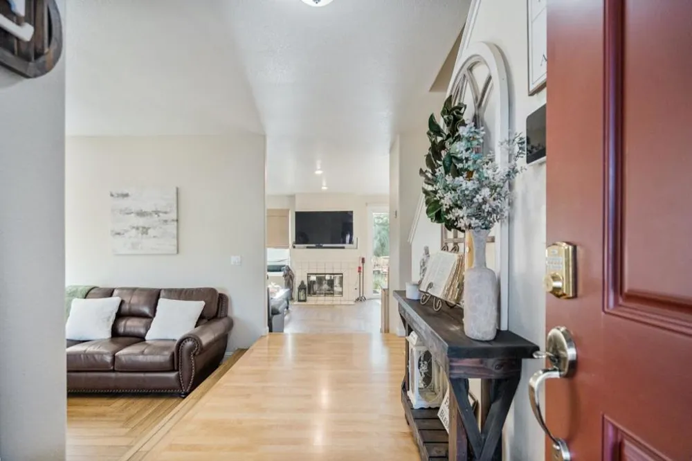 1090 Los Altos Drive Hollister, CA 95023