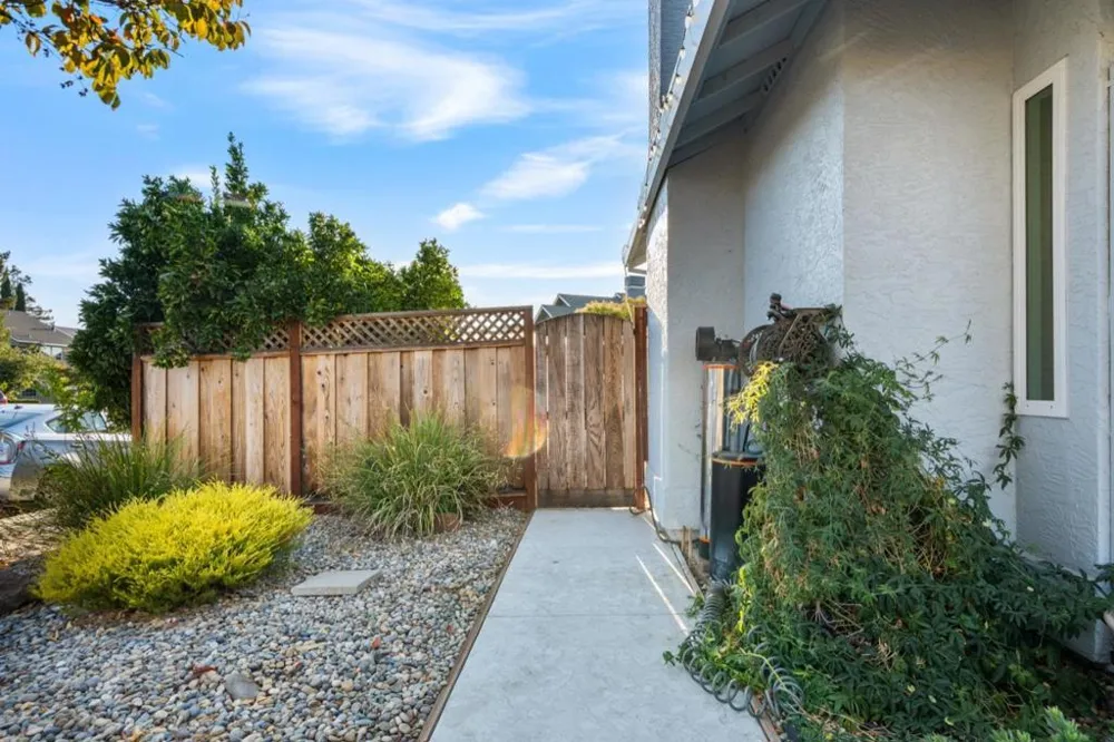 1090 Los Altos Drive Hollister, CA 95023