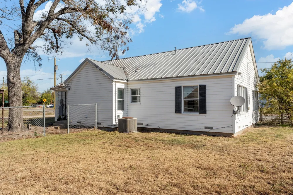 403 S 5th Street Rosebud, TX 76570