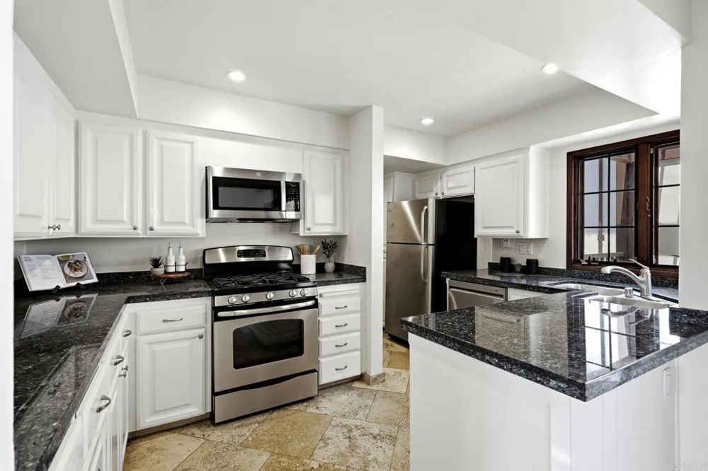 8608 Villa La Jolla Drive #4 La Jolla, CA 92037