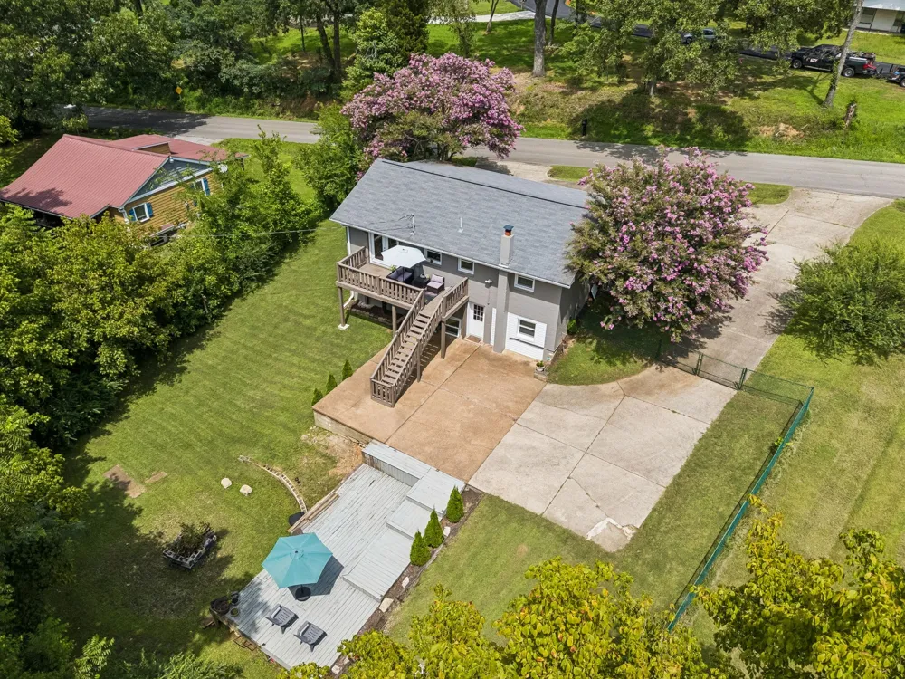1109 Taylor Town Rd White Bluff, TN 37187