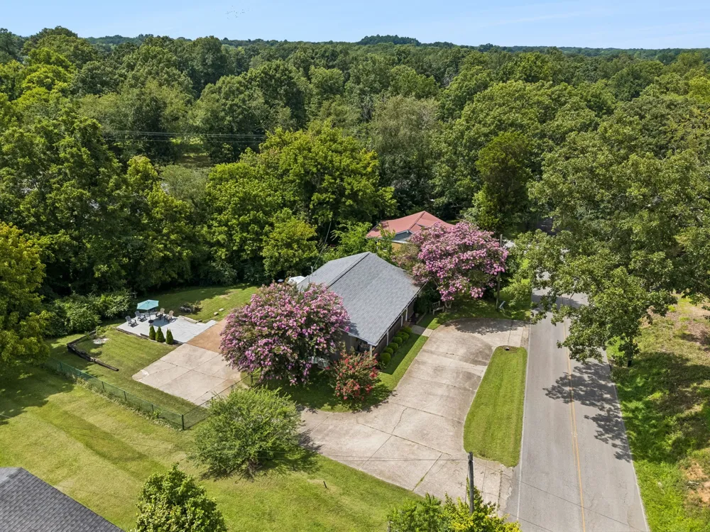 1109 Taylor Town Rd White Bluff, TN 37187