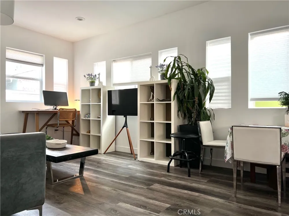 1011 W 20th Los Angeles, CA 90007