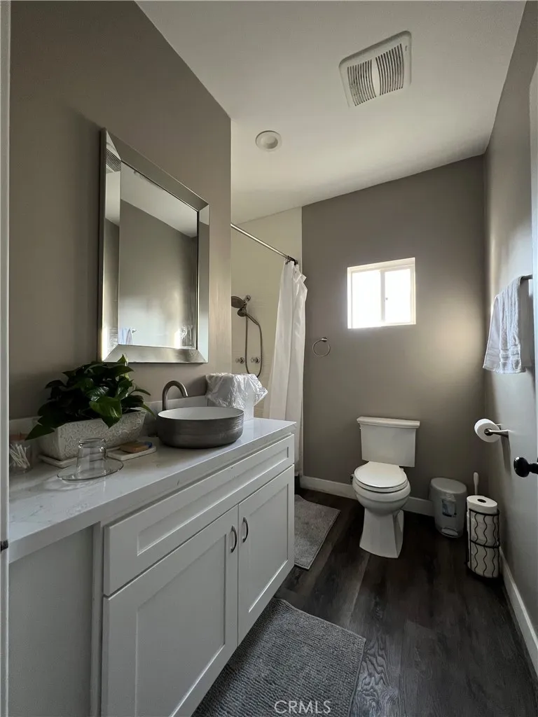 1011 W 20th Los Angeles, CA 90007