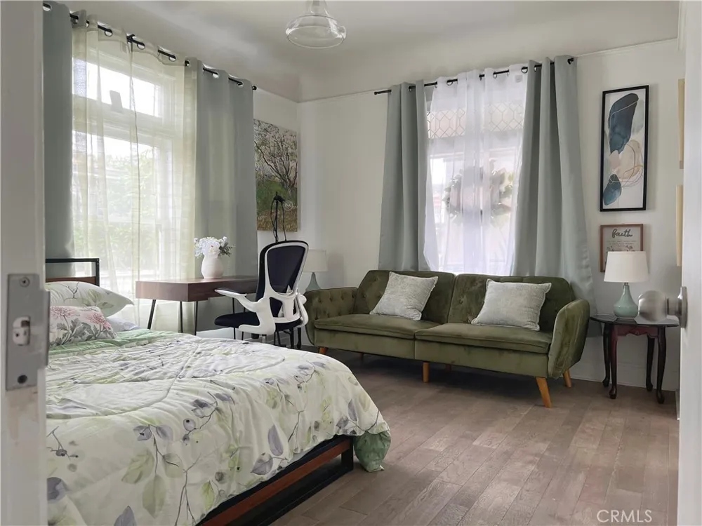 1011 W 20th Los Angeles, CA 90007
